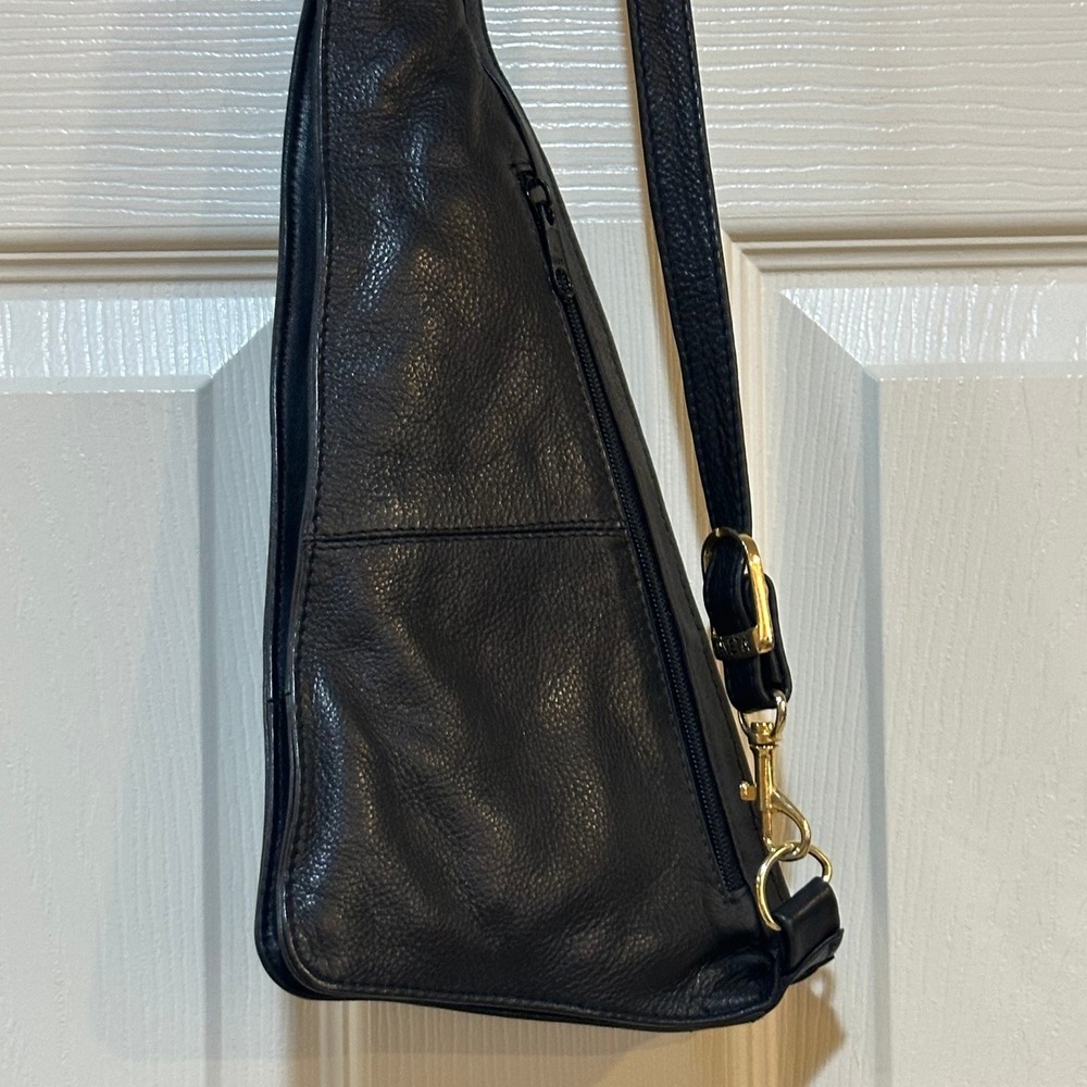 Shveta Black Pebbled Leather Sling Bag Crossbody Teardrop Backpack Gold Hardware - Picture 4 of 10
